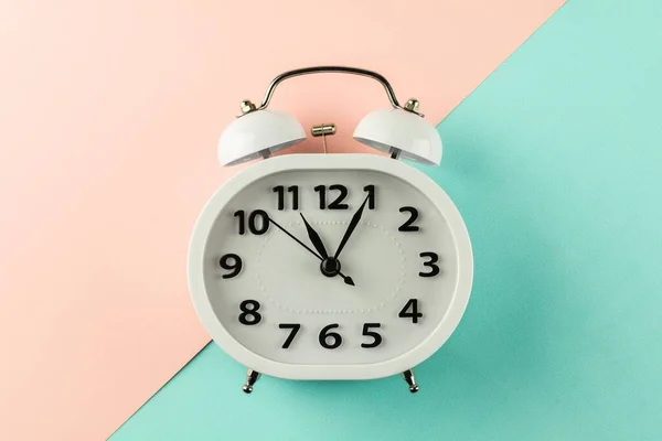 White Vintage Alarm Clock Pink Blue Background Top View — Stock Photo, Image