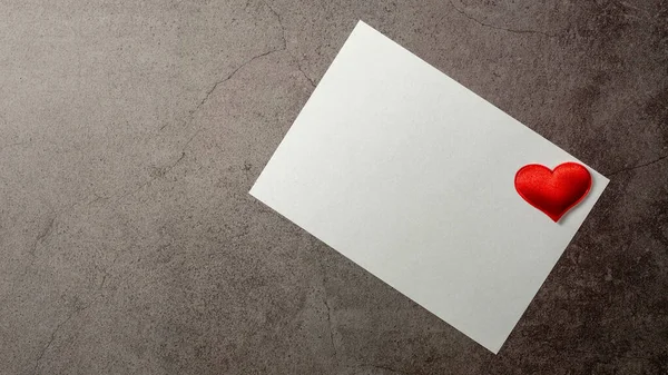 발렌티누스는 콘크리트 테이블 종이를 하루를 보냈다 관심의 메시지 — 스톡 사진