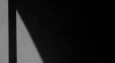 Odadaki beton duvardaki camdan gölgeler