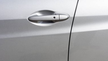 Bir arabanın kapı kolunun ayrıntıları.