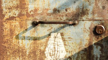 Paslı kapı kolunun ayrıntıları.