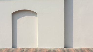 Sokak duvarındaki boş ilan panosuna - pankartlar için - ya da kendi metninizi ekleyin - tek renkli