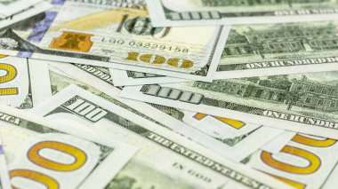 Yüz dolarlık banknotlar yığını. - İş arkaplanı.