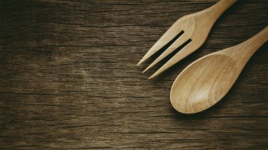 Tahta kaşık ve çatal eski tahta masanın üzerinde. - Eski tarz..