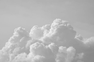 Yazın bulutlu gökyüzü - tek renkli arkaplan