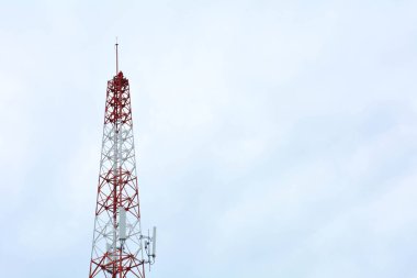 Yazın mavi gökyüzüne karşı telekomünikasyon anteni