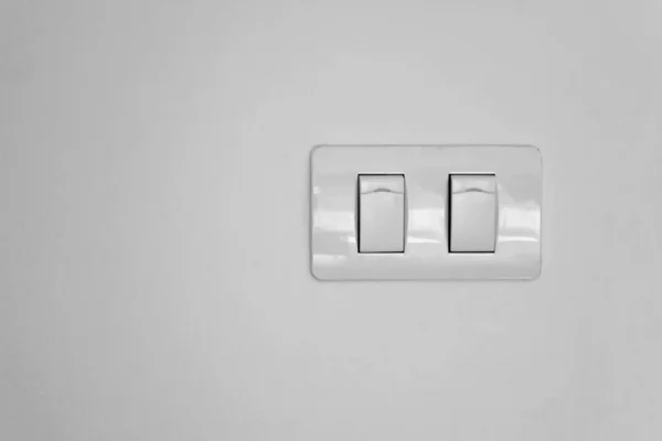 壁の白いライトスイッチ — ストック写真