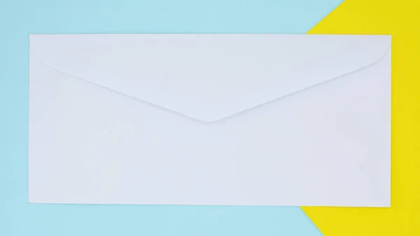 Λευκό Φάκελο Ταχυδρομείου Κίτρινο Και Μπλε Φόντο — Φωτογραφία Αρχείου