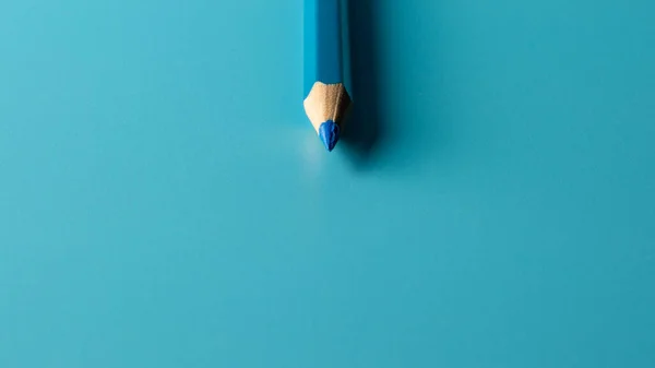 Mavi Kağıt Arka Planda Mavi Renkli Kalem Konsepti — Stok fotoğraf