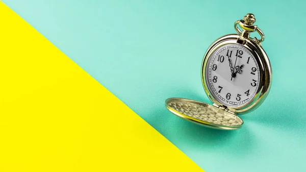 Vecchio Orologio Tasca Sfondo Giallo Blu Concetto Opportunità Tempo Costo — Foto Stock