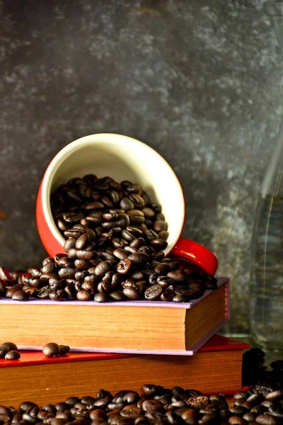 Kahve Çekirdekleri Kırmızı Bardakta Mutfak Odasındaki Eski Kitabın Üstünde — Stok fotoğraf