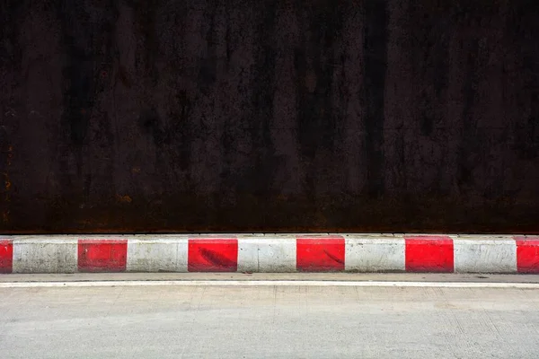 赤白歩道のカーブ 市内の道路 — ストック写真
