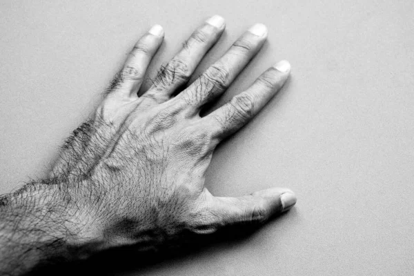 Mão Humana Esquerda Parede Monocromático — Fotografia de Stock