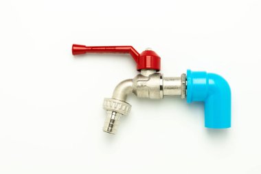 Beyaz arkaplanda izole edilmiş musluk suyu.