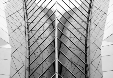 yansımalı modern ofis pencereleri - monokrom