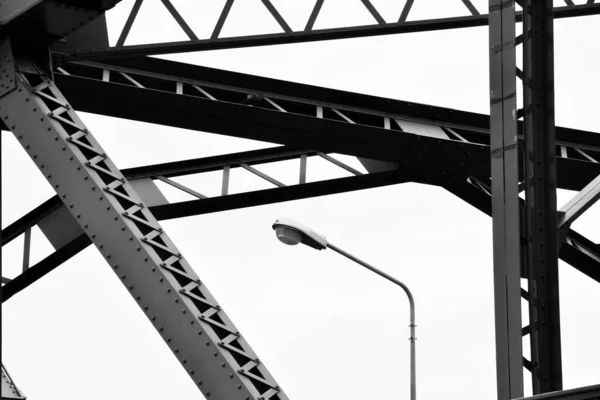 Pouliční Lampa Post Starém Ocelovém Mostě Izolované Bílém Pozadí — Stock fotografie