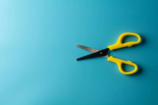 Tijeras Plástico Amarillo Sobre Papel Azul Antecedentes — Foto de Stock