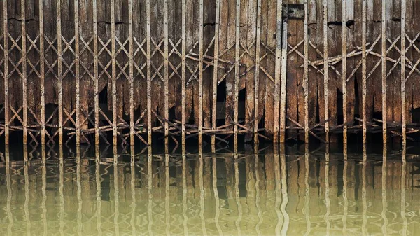 Roestig Beschadiging Van Antieke Schuifdeur Het Water — Stockfoto