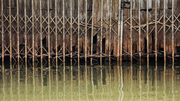 Rouillé Les Dommages Porte Métal Glissière Antique Dans Eau — Photo