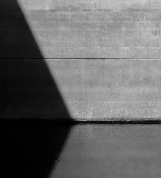 Sombra Pared Con Reflexión Sobre Agua — Foto de Stock