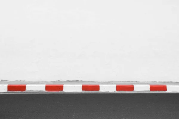 Белая Красная Полоса Краю Асфальтовой Дороги — стоковое фото