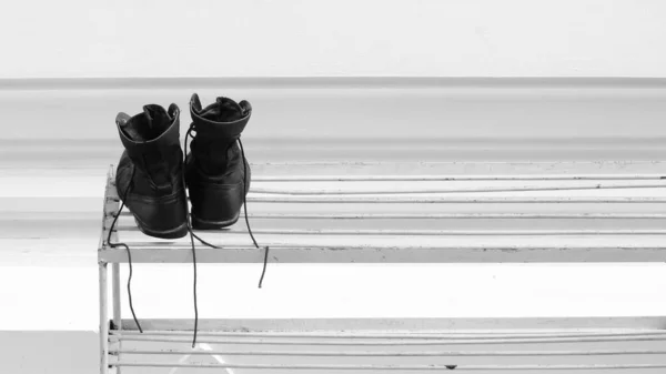 Μαύρο Δερμάτινες Στρατιωτικές Μπότες Στο Ράφι Παπουτσιών — Φωτογραφία Αρχείου