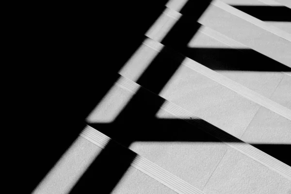 Αφηρημένο Φόντο Των Σκιών Από Παράθυρο Στη Σκάλα Μονόχρωμη — Φωτογραφία Αρχείου