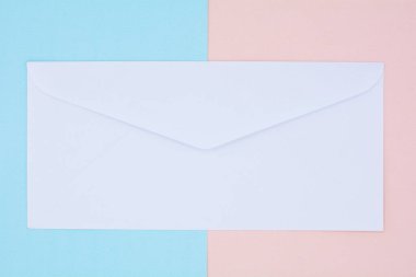 Pembe ve mavi arkaplanda beyaz zarf postası