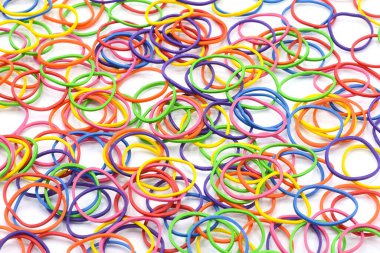 Beyaz arkaplanda izole edilmiş renkli lastik bantlar yığını