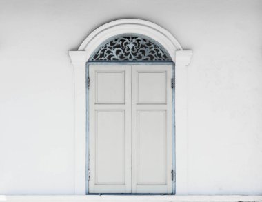 Beyaz beton binanın beyaz antika ahşap penceresi