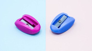 pembe ve mavi plastik kalem açacağı pembe ve mavi arka planda.