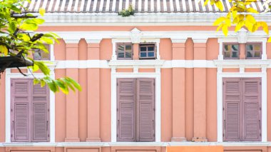 Eski kahverengi beton binanın klasik ahşap penceresi.