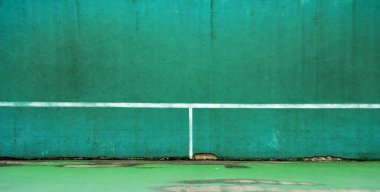 Pratik için yeşil tenis kortu ve duvar