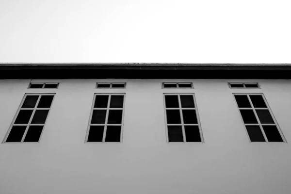 Ventana Cristal Edificio Cemento Blanco Monocromo —  Fotos de Stock