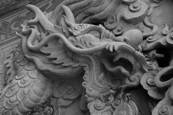 Stary Chiński Smok Kamień Przez Rzeźbę — Zdjęcie stockowe