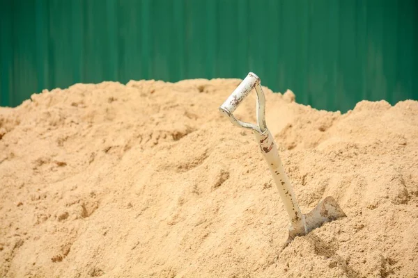 Ocelová Lopata Hromadě Písku — Stock fotografie