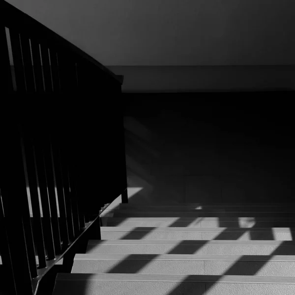 階段の窓からの影 モノクロ — ストック写真