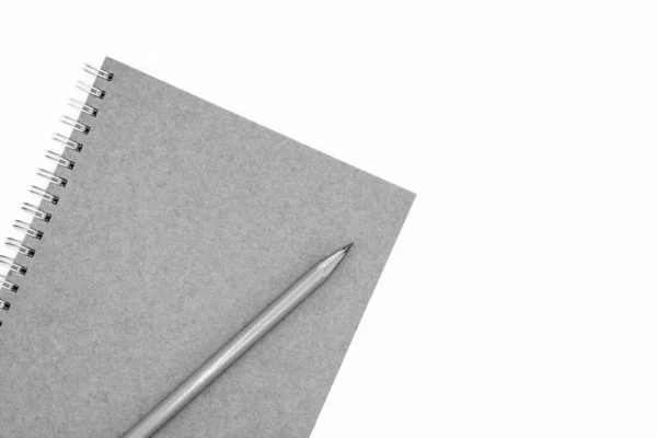Βιβλίο Σημειώσεων Και Ένα Μολύβι Που Απομονώνεται Λευκό Φόντο Μονόχρωμο — Φωτογραφία Αρχείου