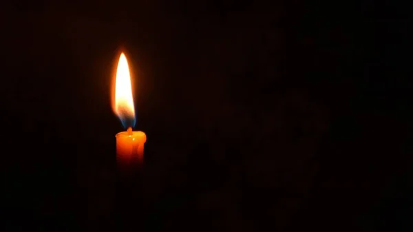 Огненный Свет Свечи Изолирован Черном Фоне — стоковое фото