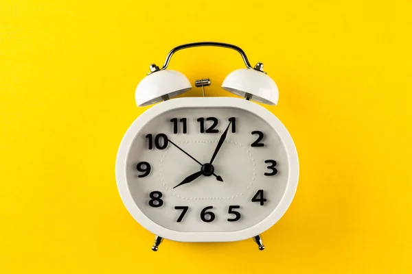 Relógio Alarme Vintage Branco Fundo Amarelo Vista Superior — Fotografia de Stock