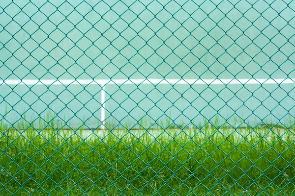 Yeşil Tenis Kortunun Önündeki Yeşil Metal Kafes Antrenman Için Duvar — Stok fotoğraf
