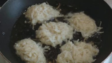 yağda bir tavada kızartılmış çiğ hash browns