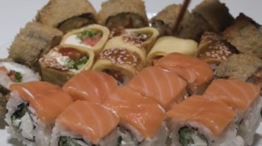 yumurta pancake ile bir tabak yakın çekim suşi rulo sopayavaş hareket almak