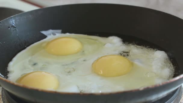 oeufs frits au sel dans une casserole au ralenti 