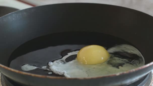 3 œufs de poulet sont cassés dans une poêle 