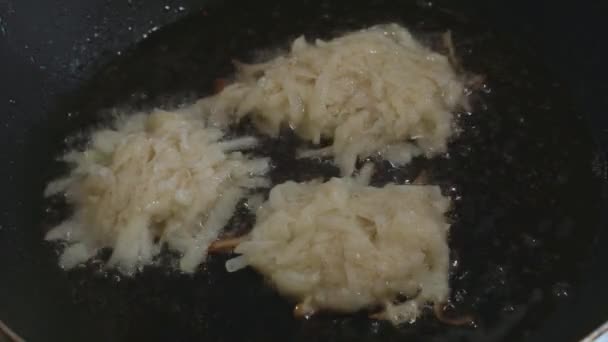 Raw Hash Browns Verspreid Pan Top View — Stockvideo