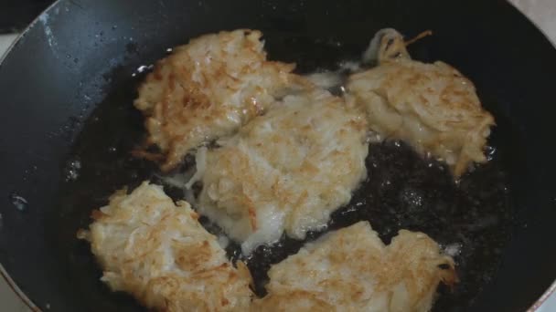 Licht Gebakken Hash Browns Worden Gebakken Een Pan Olie — Stockvideo