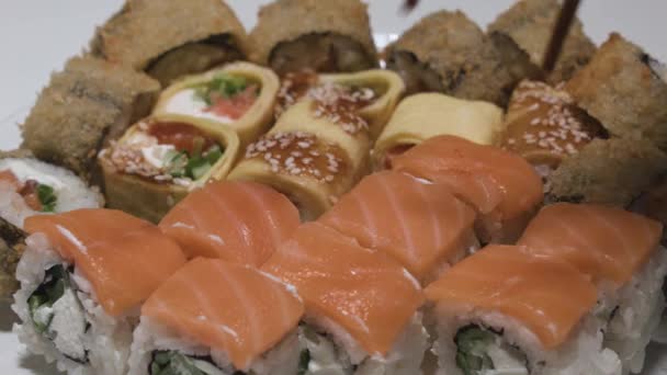 Rollos Sushi Plato Primer Plano Rollo Sushi Con Palos Salmón — Vídeo de stock