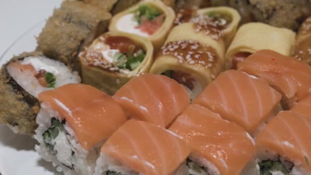 Sushi Broodjes Een Plaat Top View Close Camera Beweegt Van — Stockvideo