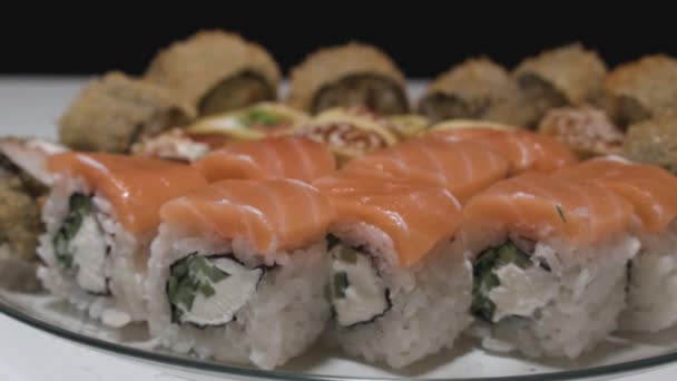 Sushi Broodjes Een Plaat Zijaanzicht Focus Shift — Stockvideo